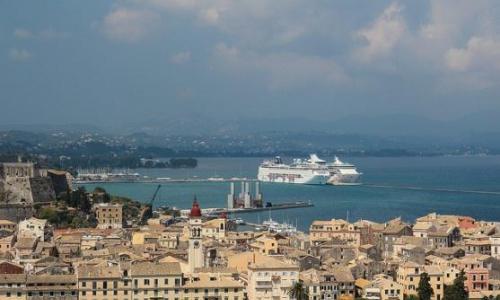 porto na Itália recebendo balsas
