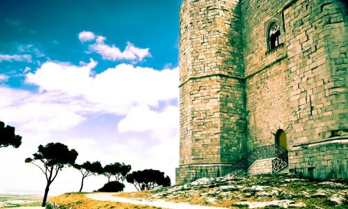 قلعه کاستل دل مونته در جنوب ایتالیا: شرح، تاریخ